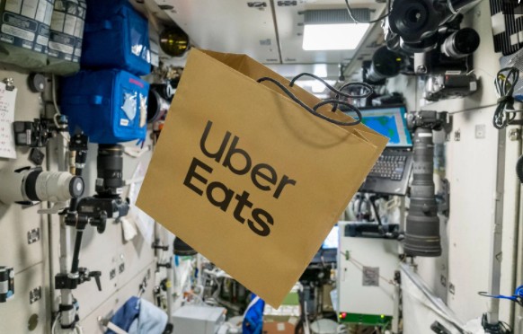 UberEatsが今週末に宇宙への最初の食品配達を行いました